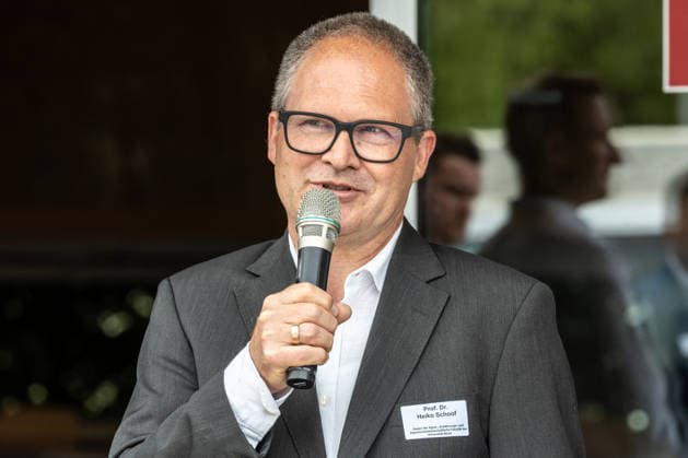 Einsatz Künstlicher Intelligenz in der Landwirtschaft. Im Bild der Dekan der Agrar-, Ernährungs- und Ingenieurwissenschaftlichen Fakultät der Universität Bonn (AEI), Prof. Dr. Heiko Schoof. Im Rahmen der Tour Starke Zukunft in Nordrhein-Westfalen: KI in Landwirtschaft und Wald besuchte die Ministerin für Landwirtschaft und Verbraucherschutz des Landes Nordrhein-Westfalen Silke Gorißen auf ihrer vierten Station das Zukunftslabor der Agrar-, Ernährungs- und Ingenieurwissenschaftlichen Fakultät der Universität Bonn (AEI) auf dem Campus Klein-Altendorf in Rheinbach. *** The Use of Artificial Intelligence in Agriculture Pictured: the Dean of the Faculty of Agricultural, Nutrition, and Engineering at the University of Bonn (AEI)