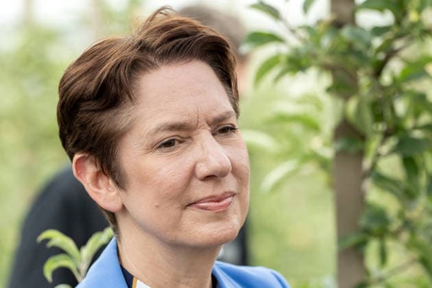 Einsatz Künstlicher Intelligenz in der Landwirtschaft. Im Bild die Ministerin für Landwirtschaft und Verbraucherschutz des Landes Nordrhein-Westfalen Silke Gorißen. Im Rahmen der Tour Starke Zukunft in Nordrhein-Westfalen: KI in Landwirtschaft und Wald besuchte die Ministerin auf ihrer vierten Station das Zukunftslabor der Agrar-, Ernährungs- und Ingenieurwissenschaftlichen Fakultät der Universität Bonn (AEI) auf dem Campus Klein-Altendorf in Rheinbach. *** The Use of Artificial Intelligence in Agriculture Pictured here is Silke Gorißen, Minister of Agriculture and Consumer Protection for the State of North Rhine-Westphalia. As part of the Strong Future in North Rhine-Westphalia: AI in Agriculture and Forestry tour, the min