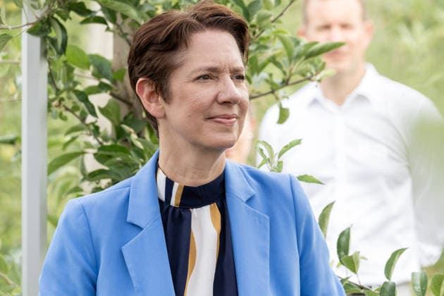 Einsatz Künstlicher Intelligenz in der Landwirtschaft. Im Bild die Ministerin für Landwirtschaft und Verbraucherschutz des Landes Nordrhein-Westfalen Silke Gorißen. Im Rahmen der Tour Starke Zukunft in Nordrhein-Westfalen: KI in Landwirtschaft und Wald besuchte die Ministerin auf ihrer vierten Station das Zukunftslabor der Agrar-, Ernährungs- und Ingenieurwissenschaftlichen Fakultät der Universität Bonn (AEI) auf dem Campus Klein-Altendorf in Rheinbach. *** The Use of Artificial Intelligence in Agriculture Pictured here is Silke Gorißen, Minister of Agriculture and Consumer Protection for the State of North Rhine-Westphalia. As part of the Strong Future in North Rhine-Westphalia: AI in Agriculture and Forestry tour, the min