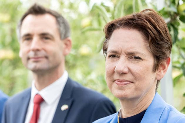 Einsatz Künstlicher Intelligenz in der Landwirtschaft. Im Bild die Ministerin für Landwirtschaft und Verbraucherschutz des Landes Nordrhein-Westfalen Silke Gorißen. Im Hintergrund unscharf Das Mitglied des Nordrhein-westfälischen Landtages Jonathan Grunwald MdL. Im Rahmen der Tour Starke Zukunft in Nordrhein-Westfalen: KI in Landwirtschaft und Wald besuchte die Ministerin auf ihrer vierten Station das Zukunftslabor der Agrar-, Ernährungs- und Ingenieurwissenschaftlichen Fakultät der Universität Bonn (AEI) auf dem Campus Klein-Altendorf in Rheinbach. *** The Use of Artificial Intelligence in Agriculture Pictured is Silke Gorißen, Minister of Agriculture and Consumer Protection for the State of North Rhine-Westphalia. Blurred