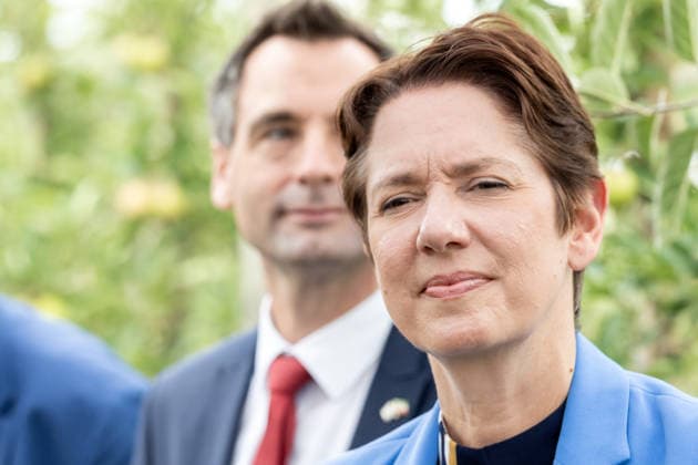 Einsatz Künstlicher Intelligenz in der Landwirtschaft. Im Bild die Ministerin für Landwirtschaft und Verbraucherschutz des Landes Nordrhein-Westfalen Silke Gorißen. Im Hintergrund unscharf Das Mitglied des Nordrhein-westfälischen Landtages Jonathan Grunwald MdL. Im Rahmen der Tour Starke Zukunft in Nordrhein-Westfalen: KI in Landwirtschaft und Wald besuchte die Ministerin auf ihrer vierten Station das Zukunftslabor der Agrar-, Ernährungs- und Ingenieurwissenschaftlichen Fakultät der Universität Bonn (AEI) auf dem Campus Klein-Altendorf in Rheinbach. *** The Use of Artificial Intelligence in Agriculture Pictured is Silke Gorißen, Minister of Agriculture and Consumer Protection for the State of North Rhine-Westphalia. Blurred