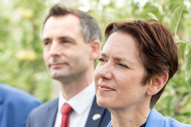 Einsatz Künstlicher Intelligenz in der Landwirtschaft. Im Bild die Ministerin für Landwirtschaft und Verbraucherschutz des Landes Nordrhein-Westfalen Silke Gorißen. Im Hintergrund unscharf Das Mitglied des Nordrhein-westfälischen Landtages Jonathan Grunwald MdL. Im Rahmen der Tour Starke Zukunft in Nordrhein-Westfalen: KI in Landwirtschaft und Wald besuchte die Ministerin auf ihrer vierten Station das Zukunftslabor der Agrar-, Ernährungs- und Ingenieurwissenschaftlichen Fakultät der Universität Bonn (AEI) auf dem Campus Klein-Altendorf in Rheinbach. *** The Use of Artificial Intelligence in Agriculture Pictured is Silke Gorißen, Minister of Agriculture and Consumer Protection for the State of North Rhine-Westphalia. Blurred