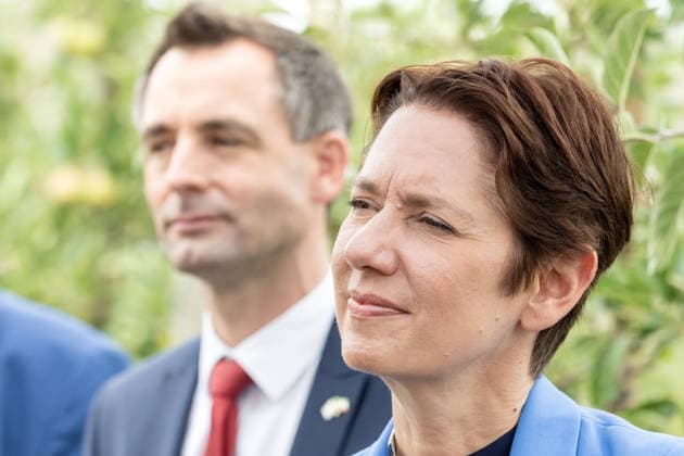 Einsatz Künstlicher Intelligenz in der Landwirtschaft. Im Bild die Ministerin für Landwirtschaft und Verbraucherschutz des Landes Nordrhein-Westfalen Silke Gorißen. Im Hintergrund unscharf Das Mitglied des Nordrhein-westfälischen Landtages Jonathan Grunwald MdL. Im Rahmen der Tour Starke Zukunft in Nordrhein-Westfalen: KI in Landwirtschaft und Wald besuchte die Ministerin auf ihrer vierten Station das Zukunftslabor der Agrar-, Ernährungs- und Ingenieurwissenschaftlichen Fakultät der Universität Bonn (AEI) auf dem Campus Klein-Altendorf in Rheinbach. *** The Use of Artificial Intelligence in Agriculture Pictured is Silke Gorißen, Minister of Agriculture and Consumer Protection for the State of North Rhine-Westphalia. Blurred