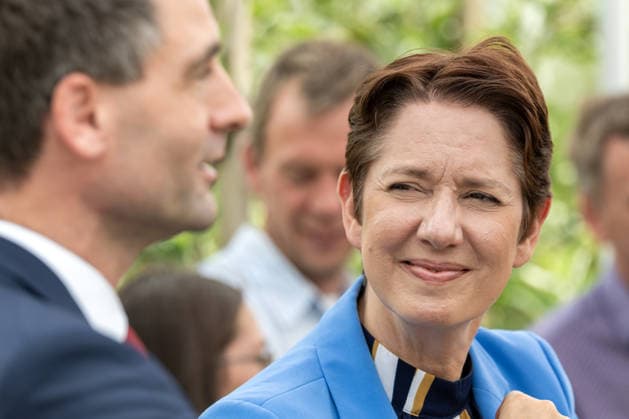 Einsatz Künstlicher Intelligenz in der Landwirtschaft. Im Bild die Ministerin für Landwirtschaft und Verbraucherschutz des Landes Nordrhein-Westfalen Silke Gorißen. Vorne links unscharf das Mitglied des Nordrhein-westfälischen Landtages Jonathan Grunwald MdL. Im Rahmen der Tour Starke Zukunft in Nordrhein-Westfalen: KI in Landwirtschaft und Wald besuchte die Ministerin auf ihrer vierten Station das Zukunftslabor der Agrar-, Ernährungs- und Ingenieurwissenschaftlichen Fakultät der Universität Bonn (AEI) auf dem Campus Klein-Altendorf in Rheinbach. *** The Use of Artificial Intelligence in Agriculture Pictured here is Silke Gorißen, Minister of Agriculture and Consumer Protection for the State of North Rhine-Westphalia. Blurre