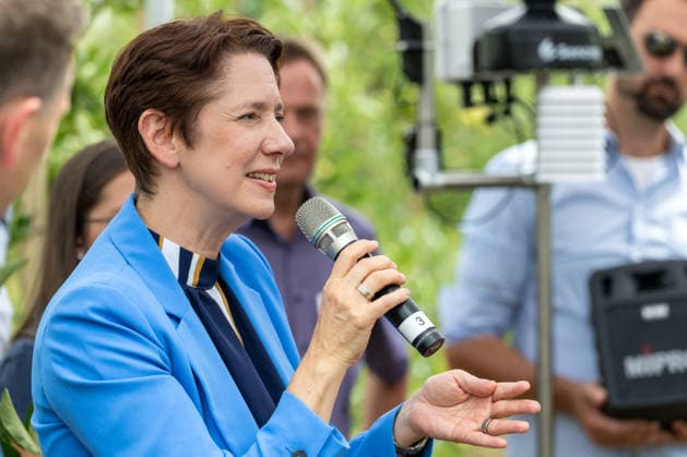 Einsatz Künstlicher Intelligenz in der Landwirtschaft. Im Bild die Ministerin für Landwirtschaft und Verbraucherschutz des Landes Nordrhein-Westfalen Silke Gorißen. Im Rahmen der Tour Starke Zukunft in Nordrhein-Westfalen: KI in Landwirtschaft und Wald besuchte die Ministerin auf ihrer vierten Station das Zukunftslabor der Agrar-, Ernährungs- und Ingenieurwissenschaftlichen Fakultät der Universität Bonn (AEI) auf dem Campus Klein-Altendorf in Rheinbach. *** The Use of Artificial Intelligence in Agriculture Pictured here is Silke Gorißen, Minister of Agriculture and Consumer Protection for the State of North Rhine-Westphalia. As part of the Strong Future in North Rhine-Westphalia: AI in Agriculture and Forestry tour, the min