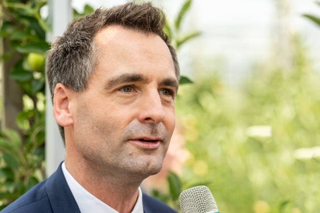 Einsatz Künstlicher Intelligenz in der Landwirtschaft. Im Bild das Mitglied des Nordrhein-westfälischen Landtages Jonathan Grunwald MdL. Im Rahmen der Tour Starke Zukunft in Nordrhein-Westfalen: KI in Landwirtschaft und Wald, besuchte die Ministerin für Landwirtschaft und Verbraucherschutz des Landes Nordrhein-Westfalen Silke Gorißen auf ihrer vierten Station das Zukunftslabor der Agrar-, Ernährungs- und Ingenieurwissenschaftlichen Fakultät der Universität Bonn (AEI) auf dem Campus Klein-Altendorf in Rheinbach. *** The Use of Artificial Intelligence in Agriculture Pictured here is Jonathan Grunwald, Member of the North Rhine-Westphalia State Parliament (MdL). As part of the Strong Future in North Rhine-Westphalia: AI in Agr