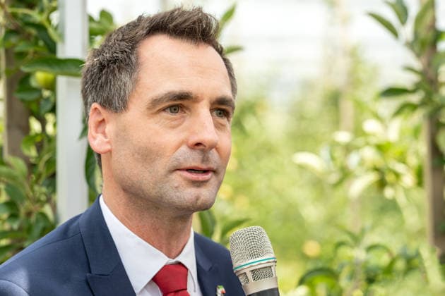 Einsatz Künstlicher Intelligenz in der Landwirtschaft. Im Bild das Mitglied des Nordrhein-westfälischen Landtages Jonathan Grunwald MdL. Im Rahmen der Tour Starke Zukunft in Nordrhein-Westfalen: KI in Landwirtschaft und Wald, besuchte die Ministerin für Landwirtschaft und Verbraucherschutz des Landes Nordrhein-Westfalen Silke Gorißen auf ihrer vierten Station das Zukunftslabor der Agrar-, Ernährungs- und Ingenieurwissenschaftlichen Fakultät der Universität Bonn (AEI) auf dem Campus Klein-Altendorf in Rheinbach. *** The Use of Artificial Intelligence in Agriculture Pictured here is Jonathan Grunwald, Member of the North Rhine-Westphalia State Parliament (MdL). As part of the Strong Future in North Rhine-Westphalia: AI in Agr