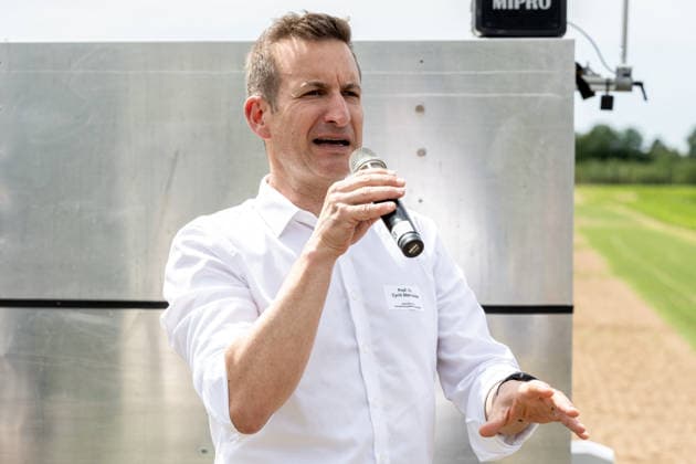 Einsatz Künstlicher Intelligenz in der Landwirtschaft. Im Bild Prof. Dr. Cyrill Stachniss, Sprecher des Exzellenzclusters PhenoRob. Im Rahmen der Tour Starke Zukunft in Nordrhein-Westfalen: KI in Landwirtschaft und Wald besuchte die Ministerin für Landwirtschaft und Verbraucherschutz des Landes Nordrhein-Westfalen Silke Gorißen auf ihrer vierten Station das Zukunftslabor der Agrar-, Ernährungs- und Ingenieurwissenschaftlichen Fakultät der Universität Bonn (AEI) auf dem Campus Klein-Altendorf in Rheinbach. *** The Use of Artificial Intelligence in Agriculture Pictured: Prof. Dr. Cyrill Stachniss, spokesperson for the PhenoRob Cluster of Excellence. As part of the Strong Future in North Rhine-Westphalia: AI in Agriculture and