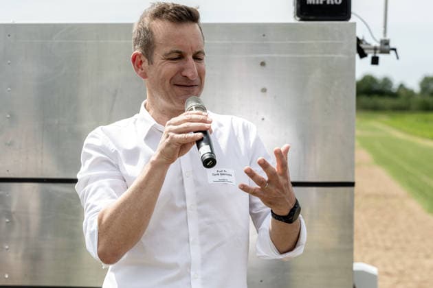 Einsatz Künstlicher Intelligenz in der Landwirtschaft. Im Bild Prof. Dr. Cyrill Stachniss, Sprecher des Exzellenzclusters PhenoRob. Im Rahmen der Tour Starke Zukunft in Nordrhein-Westfalen: KI in Landwirtschaft und Wald besuchte die Ministerin für Landwirtschaft und Verbraucherschutz des Landes Nordrhein-Westfalen Silke Gorißen auf ihrer vierten Station das Zukunftslabor der Agrar-, Ernährungs- und Ingenieurwissenschaftlichen Fakultät der Universität Bonn (AEI) auf dem Campus Klein-Altendorf in Rheinbach. *** The Use of Artificial Intelligence in Agriculture Pictured: Prof. Dr. Cyrill Stachniss, spokesperson for the PhenoRob Cluster of Excellence. As part of the Strong Future in North Rhine-Westphalia: AI in Agriculture and