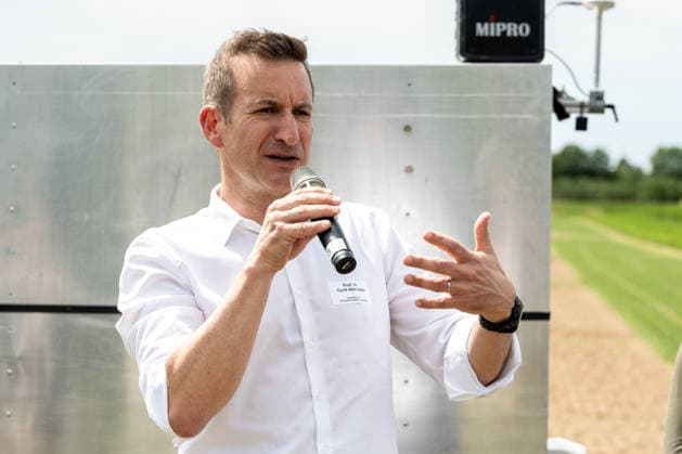 Einsatz Künstlicher Intelligenz in der Landwirtschaft. Im Bild Prof. Dr. Cyrill Stachniss, Sprecher des Exzellenzclusters PhenoRob. Im Rahmen der Tour Starke Zukunft in Nordrhein-Westfalen: KI in Landwirtschaft und Wald besuchte die Ministerin für Landwirtschaft und Verbraucherschutz des Landes Nordrhein-Westfalen Silke Gorißen auf ihrer vierten Station das Zukunftslabor der Agrar-, Ernährungs- und Ingenieurwissenschaftlichen Fakultät der Universität Bonn (AEI) auf dem Campus Klein-Altendorf in Rheinbach. *** The Use of Artificial Intelligence in Agriculture Pictured: Prof. Dr. Cyrill Stachniss, spokesperson for the PhenoRob Cluster of Excellence. As part of the Strong Future in North Rhine-Westphalia: AI in Agriculture and