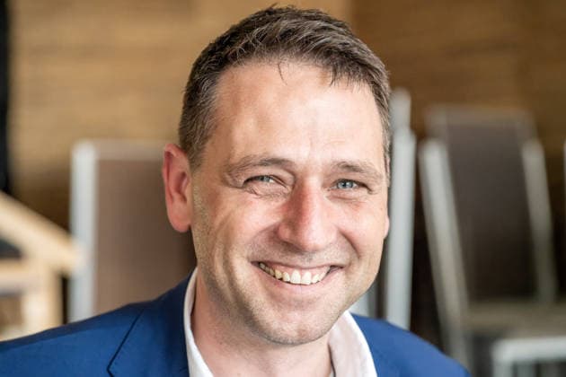 Einsatz Künstlicher Intelligenz in der Landwirtschaft. Im Bild der Bürgermeister von Meckenheim, Sven Schnieber. Im Rahmen der Tour Starke Zukunft in Nordrhein-Westfalen: KI in Landwirtschaft und Wald besuchte die Ministerin für Landwirtschaft und Verbraucherschutz des Landes Nordrhein-Westfalen Silke Gorißen auf ihrer vierten Station das Zukunftslabor der Agrar-, Ernährungs- und Ingenieurwissenschaftlichen Fakultät der Universität Bonn (AEI) auf dem Campus Klein-Altendorf in Rheinbach. *** The Use of Artificial Intelligence in Agriculture Pictured: Sven Schnieber, Mayor of Meckenheim As part of the Strong Future in North Rhine-Westphalia: AI in Agriculture and Forestry tour, Silke Gorißen, Minister of Agriculture and Cons