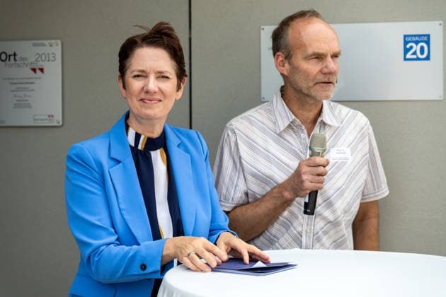 Einsatz Künstlicher Intelligenz in der Landwirtschaft. Im Bild die Ministerin für Landwirtschaft und Verbraucherschutz des Landes Nordrhein-Westfalen Silke Gorißen mit Prof. Dr. Ralf Pude, dem wissenschaftlichen Leiter des Campus Klein-Altendorf. Im Rahmen der Tour Starke Zukunft in Nordrhein-Westfalen: KI in Landwirtschaft und Wald besuchte die Ministerin auf ihrer vierten Station das Zukunftslabor der Agrar-, Ernährungs- und Ingenieurwissenschaftlichen Fakultät der Universität Bonn (AEI) auf dem Campus Klein-Altendorf in Rheinbach. *** The Use of Artificial Intelligence in Agriculture Pictured here are Silke Gorißen, Minister of Agriculture and Consumer Protection for the State of North Rhine-Westphalia, and Prof. Dr. Ralf