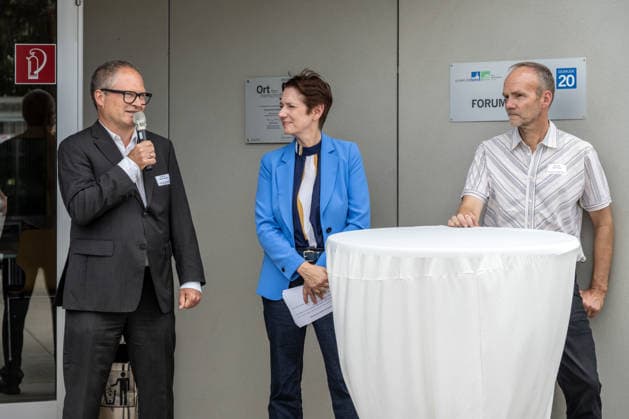 Einsatz Künstlicher Intelligenz in der Landwirtschaft. Im Bild die Ministerin für Landwirtschaft und Verbraucherschutz des Landes Nordrhein-Westfalen Silke Gorißen mit Prof. Dr. Ralf Pude, dem wissenschaftlichen Leiter des Campus Klein-Altendorf (rechts) und dem Dekan der Agrar-, Ernährungs- und Ingenieurwissenschaftlichen Fakultät der Universität Bonn (AEI), Prof. Dr. Heiko Schoof. Im Rahmen der Tour Starke Zukunft in Nordrhein-Westfalen: KI in Landwirtschaft und Wald besuchte die Ministerin auf ihrer vierten Station das Zukunftslabor der Agrar-, Ernährungs- und Ingenieurwissenschaftlichen Fakultät der Universität Bonn (AEI) auf dem Campus Klein-Altendorf in Rheinbach. *** The Use of Artificial Intelligence in Agriculture