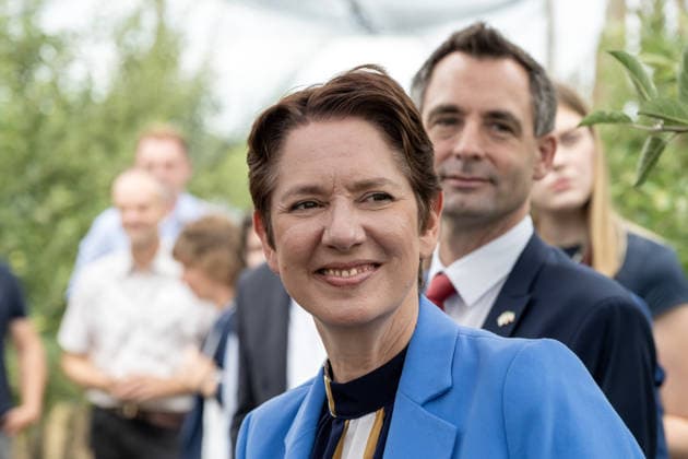 Einsatz Künstlicher Intelligenz in der Landwirtschaft. Im Bild die Ministerin für Landwirtschaft und Verbraucherschutz des Landes Nordrhein-Westfalen Silke Gorißen. Im Hintergrund unscharf Das Mitglied des Nordrhein-westfälischen Landtages Jonathan Grunwald MdL. Im Rahmen der Tour Starke Zukunft in Nordrhein-Westfalen: KI in Landwirtschaft und Wald besuchte die Ministerin auf ihrer vierten Station das Zukunftslabor der Agrar-, Ernährungs- und Ingenieurwissenschaftlichen Fakultät der Universität Bonn (AEI) auf dem Campus Klein-Altendorf in Rheinbach. *** The Use of Artificial Intelligence in Agriculture Pictured is Silke Gorißen, Minister of Agriculture and Consumer Protection for the State of North Rhine-Westphalia. Blurred