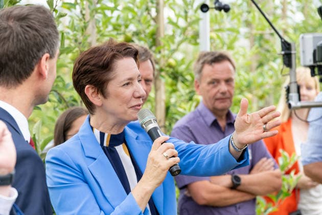 Einsatz Künstlicher Intelligenz in der Landwirtschaft. Im Bild die Ministerin für Landwirtschaft und Verbraucherschutz des Landes Nordrhein-Westfalen Silke Gorißen. Im Rahmen der Tour Starke Zukunft in Nordrhein-Westfalen: KI in Landwirtschaft und Wald besuchte die Ministerin auf ihrer vierten Station das Zukunftslabor der Agrar-, Ernährungs- und Ingenieurwissenschaftlichen Fakultät der Universität Bonn (AEI) auf dem Campus Klein-Altendorf in Rheinbach. *** The Use of Artificial Intelligence in Agriculture Pictured here is Silke Gorißen, Minister of Agriculture and Consumer Protection for the State of North Rhine-Westphalia. As part of the Strong Future in North Rhine-Westphalia: AI in Agriculture and Forestry tour, the min