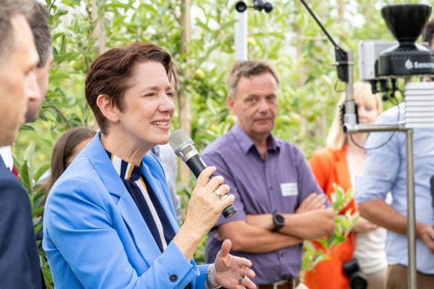 Einsatz Künstlicher Intelligenz in der Landwirtschaft. Im Bild die Ministerin für Landwirtschaft und Verbraucherschutz des Landes Nordrhein-Westfalen Silke Gorißen. Im Rahmen der Tour Starke Zukunft in Nordrhein-Westfalen: KI in Landwirtschaft und Wald besuchte die Ministerin auf ihrer vierten Station das Zukunftslabor der Agrar-, Ernährungs- und Ingenieurwissenschaftlichen Fakultät der Universität Bonn (AEI) auf dem Campus Klein-Altendorf in Rheinbach. *** The Use of Artificial Intelligence in Agriculture Pictured here is Silke Gorißen, Minister of Agriculture and Consumer Protection for the State of North Rhine-Westphalia. As part of the Strong Future in North Rhine-Westphalia: AI in Agriculture and Forestry tour, the min