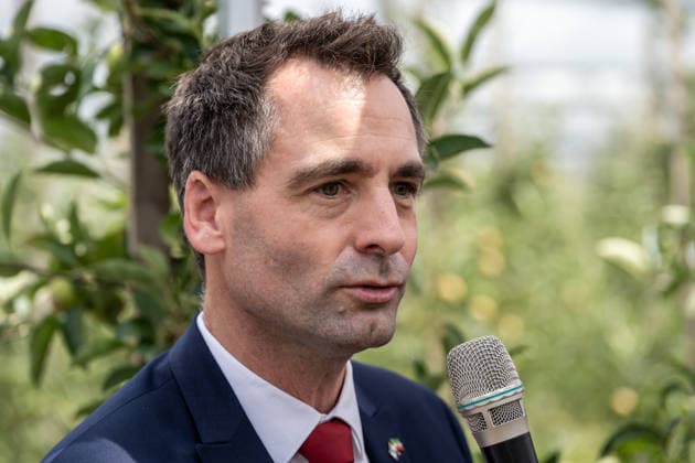 Einsatz Künstlicher Intelligenz in der Landwirtschaft. Im Bild das Mitglied des Nordrhein-westfälischen Landtages Jonathan Grunwald MdL. Im Rahmen der Tour Starke Zukunft in Nordrhein-Westfalen: KI in Landwirtschaft und Wald, besuchte die Ministerin für Landwirtschaft und Verbraucherschutz des Landes Nordrhein-Westfalen Silke Gorißen auf ihrer vierten Station das Zukunftslabor der Agrar-, Ernährungs- und Ingenieurwissenschaftlichen Fakultät der Universität Bonn (AEI) auf dem Campus Klein-Altendorf in Rheinbach. *** The Use of Artificial Intelligence in Agriculture Pictured here is Jonathan Grunwald, Member of the North Rhine-Westphalia State Parliament (MdL). As part of the Strong Future in North Rhine-Westphalia: AI in Agr