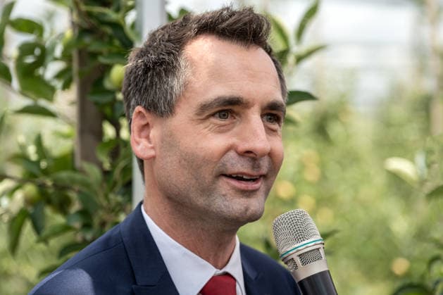 Einsatz Künstlicher Intelligenz in der Landwirtschaft. Im Bild das Mitglied des Nordrhein-westfälischen Landtages Jonathan Grunwald MdL. Im Rahmen der Tour Starke Zukunft in Nordrhein-Westfalen: KI in Landwirtschaft und Wald, besuchte die Ministerin für Landwirtschaft und Verbraucherschutz des Landes Nordrhein-Westfalen Silke Gorißen auf ihrer vierten Station das Zukunftslabor der Agrar-, Ernährungs- und Ingenieurwissenschaftlichen Fakultät der Universität Bonn (AEI) auf dem Campus Klein-Altendorf in Rheinbach. *** The Use of Artificial Intelligence in Agriculture Pictured here is Jonathan Grunwald, Member of the North Rhine-Westphalia State Parliament (MdL). As part of the Strong Future in North Rhine-Westphalia: AI in Agr