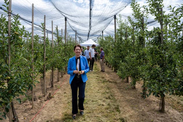Einsatz Künstlicher Intelligenz in der Landwirtschaft. Im Bild die Ministerin für Landwirtschaft und Verbraucherschutz des Landes Nordrhein-Westfalen Silke Gorißen. Im Rahmen der Tour Starke Zukunft in Nordrhein-Westfalen: KI in Landwirtschaft und Wald besuchte die Ministerin auf ihrer vierten Station das Zukunftslabor der Agrar-, Ernährungs- und Ingenieurwissenschaftlichen Fakultät der Universität Bonn (AEI) auf dem Campus Klein-Altendorf in Rheinbach. *** The Use of Artificial Intelligence in Agriculture Pictured here is Silke Gorißen, Minister of Agriculture and Consumer Protection for the State of North Rhine-Westphalia. As part of the Strong Future in North Rhine-Westphalia: AI in Agriculture and Forestry tour, the min