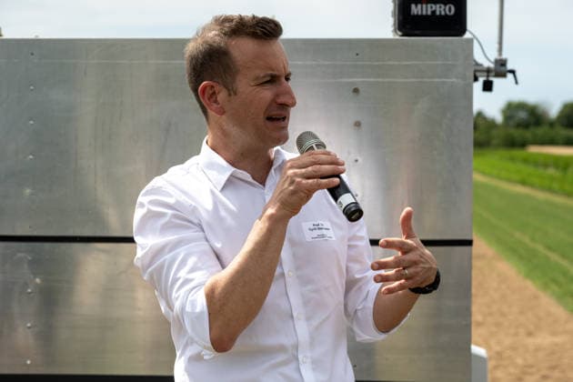 Einsatz Künstlicher Intelligenz in der Landwirtschaft. Im Bild Prof. Dr. Cyrill Stachniss, Sprecher des Exzellenzclusters PhenoRob. Im Rahmen der Tour Starke Zukunft in Nordrhein-Westfalen: KI in Landwirtschaft und Wald besuchte die Ministerin für Landwirtschaft und Verbraucherschutz des Landes Nordrhein-Westfalen Silke Gorißen auf ihrer vierten Station das Zukunftslabor der Agrar-, Ernährungs- und Ingenieurwissenschaftlichen Fakultät der Universität Bonn (AEI) auf dem Campus Klein-Altendorf in Rheinbach. *** The Use of Artificial Intelligence in Agriculture Pictured: Prof. Dr. Cyrill Stachniss, spokesperson for the PhenoRob Cluster of Excellence. As part of the Strong Future in North Rhine-Westphalia: AI in Agriculture and