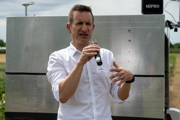 Einsatz Künstlicher Intelligenz in der Landwirtschaft. Im Bild Prof. Dr. Cyrill Stachniss, Sprecher des Exzellenzclusters PhenoRob. Im Rahmen der Tour Starke Zukunft in Nordrhein-Westfalen: KI in Landwirtschaft und Wald besuchte die Ministerin für Landwirtschaft und Verbraucherschutz des Landes Nordrhein-Westfalen Silke Gorißen auf ihrer vierten Station das Zukunftslabor der Agrar-, Ernährungs- und Ingenieurwissenschaftlichen Fakultät der Universität Bonn (AEI) auf dem Campus Klein-Altendorf in Rheinbach. *** The Use of Artificial Intelligence in Agriculture Pictured: Prof. Dr. Cyrill Stachniss, spokesperson for the PhenoRob Cluster of Excellence. As part of the Strong Future in North Rhine-Westphalia: AI in Agriculture and