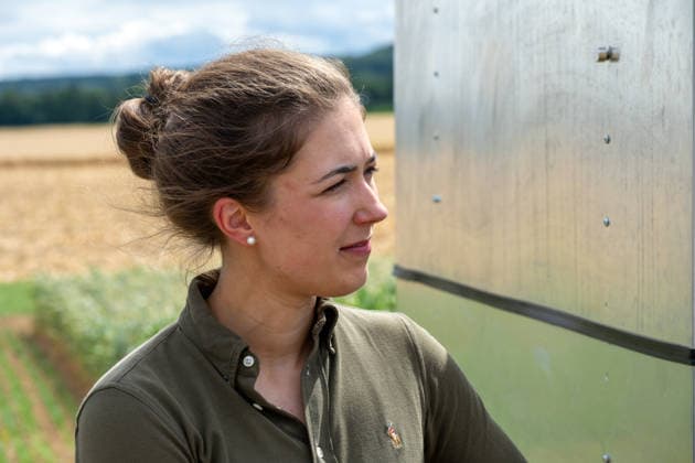 Einsatz Künstlicher Intelligenz in der Landwirtschaft. Im Bild Dr. Charlotte Hubert, PhenoRob Forschungszentrum Jülich. Im Rahmen der Tour Starke Zukunft in Nordrhein-Westfalen: KI in Landwirtschaft und Wald besuchte die Ministerin für Landwirtschaft und Verbraucherschutz des Landes Nordrhein-Westfalen Silke Gorißen auf ihrer vierten Station das Zukunftslabor der Agrar-, Ernährungs- und Ingenieurwissenschaftlichen Fakultät der Universität Bonn (AEI) auf dem Campus Klein-Altendorf in Rheinbach. *** The Use of Artificial Intelligence in Agriculture Pictured: Dr. Charlotte Hubert, PhenoRob Research Center Jülich As part of the Strong Future in North Rhine-Westphalia: AI in Agriculture and Forestry tour, Silke Gorißen, Ministe
