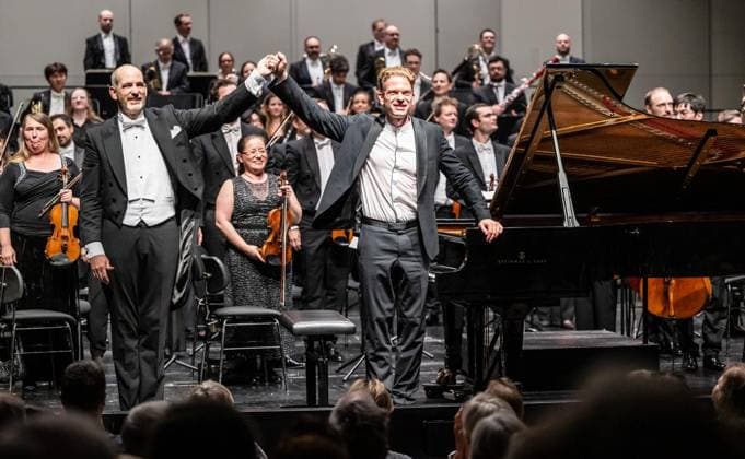 9. Sinfoniekonzert der NPW in Gelsenkirchen ** NUR FÜR REDAKTIONELLE ZWECKE ** EDITORIAL USE ONLY **<p>Der Pianist Joseph Moog (r.) verbeugt sich am Montagabend, 06.07.2026, beim 9. und letzten Sinfoniekonzert der Neuen Philharmonie Westfalen in der Spielzeit 2025 26 im Musikthetaer im Revier Gelsenkirchen gemeinsam mit Generalmusikdirektor Rasmus Baumannn vor dem Publikum. Zuvor hat Moog das Konzert für Klavier und Orchester Nr. 2 c-Moll op 18 von Sergej Rachmaninow (1873 - 1943) gespielt. Deutschland NRW Gelsenkirchen Copyright: MartinxMöller *** 9th Symphony Concert by the NPW in Gelsenkirchen ** FOR EDITORIAL PURPOSES ONLY ** EDITORIAL USE ONLY ** p Pianist Joseph Moog takes a bow on Monday evening, July 6, 2026, at the 9th and final Copyright: MartinxMöller doc86lrv5uzz1f1lk4xs963 ,EDITORIAL USE ONLY