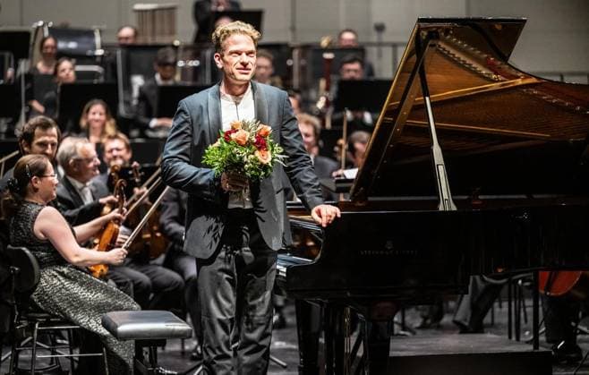 9. Sinfoniekonzert der NPW in Gelsenkirchen ** NUR FÜR REDAKTIONELLE ZWECKE ** EDITORIAL USE ONLY **<p>Der Pianist Joseph Moog nimmt am Montagabend, 06.07.2026, beim 9. und letzten Sinfoniekonzert der Neuen Philharmonie Westfalen in der Spielzeit 2025 26 im Musikthetaer im Revier Gelsenkirchen den Applaus des Publikums entgegen. Zuvor hat er das Konzert für Klavier und Orchester Nr. 2 c-Moll op 18 von Sergej Rachmaninow (1873 - 1943) gespielt. Deutschland NRW Gelsenkirchen Copyright: MartinxMöller *** 9th Symphony Concert by the NPW in Gelsenkirchen ** FOR EDITORIAL PURPOSES ONLY ** EDITORIAL USE ONLY ** p Pianist Joseph Moog will take the stage on Monday evening, July 6, 2026, receive applause from the audience at the 9th and final symp Copyright: MartinxMöller doc86lrv62ctj56hq0f8vi ,EDITORIAL USE ONLY