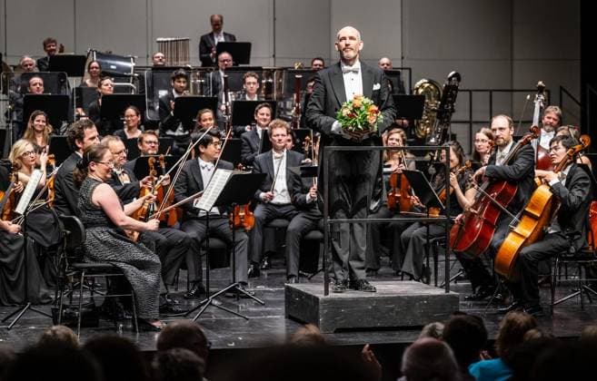 9. Sinfoniekonzert der NPW in Gelsenkirchen ** NUR FÜR REDAKTIONELLE ZWECKE ** EDITORIAL USE ONLY **<p>Generalmusikdirektor Rasmus Baumann nimmt am Montagabend, 06.07.2026, nach dem 9. und letzten Sinfoniekonzert der Neuen Philharmonie Westfalen in der Spielzeit 2025 26 im Musikthetaer im Revier Gelsenkirchen den Applaus des Publikums entgegen. Deutschland NRW Gelsenkirchen Copyright: MartinxMöller *** 9th Symphony Concert by the NPW in Gelsenkirchen ** FOR EDITORIAL PURPOSES ONLY ** EDITORIAL USE ONLY ** p General Music Director Rasmus Baumann will take the stage on Monday evening, July 6, 2026, after the 9th and final symphony concert of the Neue Philharmonie Westfalen for the 2025–26 season at the Musiktheater im Revier in Gelsenkirche Copyright: MartinxMöller doc86lrv7jlnwlkxfxz22kq ,EDITORIAL USE ONLY
