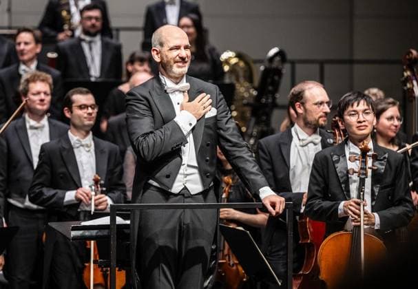 9. Sinfoniekonzert der NPW in Gelsenkirchen ** NUR FÜR REDAKTIONELLE ZWECKE ** EDITORIAL USE ONLY **<p>Generalmusikdirektor Rasmus Baumann nimmt am Montagabend, 06.07.2026, nach dem 9. und letzten Sinfoniekonzert der Neuen Philharmonie Westfalen in der Spielzeit 2025 26 im Musikthetaer im Revier Gelsenkirchen den Applaus des Publikums entgegen. Deutschland NRW Gelsenkirchen Copyright: MartinxMöller *** 9th Symphony Concert by the NPW in Gelsenkirchen ** FOR EDITORIAL PURPOSES ONLY ** EDITORIAL USE ONLY ** p General Music Director Rasmus Baumann will take the podium on Monday evening, July 6, 2026, after the 9th and final symphony concert of the Neue Philharmonie Westfalen for the 2025–26 season at the Musiktheater im Revier in Gelsenkirch Copyright: MartinxMöller doc86lrv7np3aa3u4kwup7 ,EDITORIAL USE ONLY