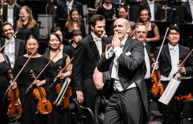 9. Sinfoniekonzert der NPW in Gelsenkirchen ** NUR FÜR REDAKTIONELLE ZWECKE ** EDITORIAL USE ONLY **<p>Generalmusikdirektor Rasmus Baumann nimmt am Montagabend, 06.07.2026, nach dem 9. und letzten Sinfoniekonzert der Neuen Philharmonie Westfalen in der Spielzeit 2025 26 im Musikthetaer im Revier Gelsenkirchen den Applaus des Publikums entgegen. Deutschland NRW Gelsenkirchen Copyright: MartinxMöller *** 9th Symphony Concert by the NPW in Gelsenkirchen ** FOR EDITORIAL PURPOSES ONLY ** EDITORIAL USE ONLY ** p General Music Director Rasmus Baumann will take the podium on Monday evening, July 6, 2026, after the 9th and final symphony concert of the Neue Philharmonie Westfalen for the 2025–26 season at the Musiktheater im Revier in Gelsenkirch Copyright: MartinxMöller doc86lrv7ugtww18hez81tm5 ,EDITORIAL USE ONLY