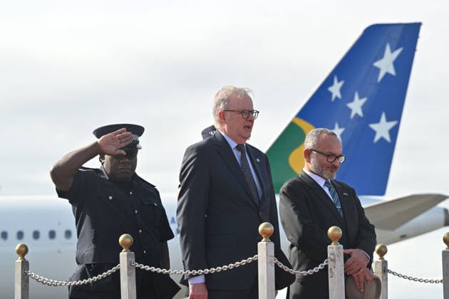 ANTHONY ALBANESE PACIFIC ISLANDS VISIT, Australian Prime Minister Anthony Albanese and Solomon Islands Prime Minister Matthew Wale at Honiara Airport in Honiara, Solomon Islands, Tuesday, July 7, 2026. ( NO ARCHIVING HONIARA SOLOMON ISLANDS  Copyright: xMICKxTSIKASx 20260707120075307186