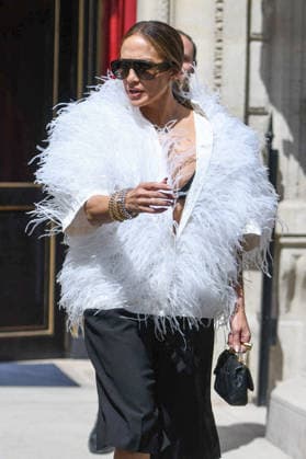 Jennifer Lopez Leaving The Hotel La Reserve - Paris JLO, Jennifer Lopez is seen leaving the Hotel La Reserve as part of Paris Fashion Week in Paris, France on July 7, 2026. Photo by Florian Poitout ABACAPRESS.COM Paris France  Copyright: xPoitoutxFlorian ABACAx