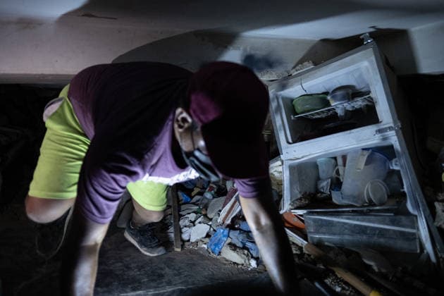 Digging with bare hands: A father s search for his daughters in Venezuela CARABALLEDA, VENEZUELA - JULY 06: Jefersson Caripe searches through the rubble of a collapsed building with volunteers in the Caribe area of La Guaira state, Venezuela, on July 06, 2026, following twin earthquakes that struck the country s Caribbean coast. Caripe is searching for his two daughters, who remain missing after the disaster, while volunteers use shovels, picks and their bare hands to clear the debris. Before the earthquakes, Caripe and his wife operated a beachfront business in the area. Diko Betancourt Anadolu Caraballeda Venezuela. Editorial use only. Please get in touch for any other usage.  Copyright: x2026xAnadoluxDikoxBetancourtx