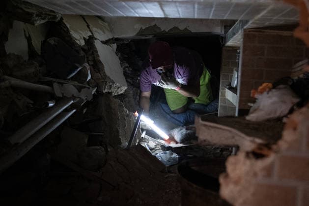 Digging with bare hands: A father s search for his daughters in Venezuela CARABALLEDA, VENEZUELA - JULY 06: Jefersson Caripe searches through the rubble of a collapsed building with volunteers in the Caribe area of La Guaira state, Venezuela, on July 06, 2026, following twin earthquakes that struck the country s Caribbean coast. Caripe is searching for his two daughters, who remain missing after the disaster, while volunteers use shovels, picks and their bare hands to clear the debris. Before the earthquakes, Caripe and his wife operated a beachfront business in the area. Diko Betancourt Anadolu Caraballeda Venezuela. Editorial use only. Please get in touch for any other usage.  Copyright: x2026xAnadoluxDikoxBetancourtx