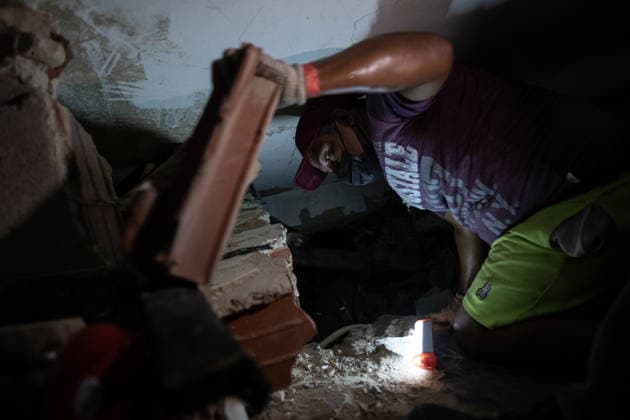 Digging with bare hands: A father s search for his daughters in Venezuela CARABALLEDA, VENEZUELA - JULY 06: Jefersson Caripe searches through the rubble of a collapsed building with volunteers in the Caribe area of La Guaira state, Venezuela, on July 06, 2026, following twin earthquakes that struck the country s Caribbean coast. Caripe is searching for his two daughters, who remain missing after the disaster, while volunteers use shovels, picks and their bare hands to clear the debris. Before the earthquakes, Caripe and his wife operated a beachfront business in the area. Diko Betancourt Anadolu Caraballeda Venezuela. Editorial use only. Please get in touch for any other usage.  Copyright: x2026xAnadoluxDikoxBetancourtx