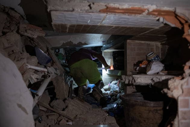 Digging with bare hands: A father s search for his daughters in Venezuela CARABALLEDA, VENEZUELA - JULY 06: Jefersson Caripe searches through the rubble of a collapsed building with volunteers in the Caribe area of La Guaira state, Venezuela, on July 06, 2026, following twin earthquakes that struck the country s Caribbean coast. Caripe is searching for his two daughters, who remain missing after the disaster, while volunteers use shovels, picks and their bare hands to clear the debris. Before the earthquakes, Caripe and his wife operated a beachfront business in the area. Diko Betancourt Anadolu Caraballeda Venezuela. Editorial use only. Please get in touch for any other usage.  Copyright: x2026xAnadoluxDikoxBetancourtx