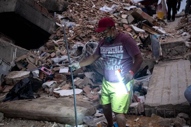 Digging with bare hands: A father s search for his daughters in Venezuela CARABALLEDA, VENEZUELA - JULY 06: Jefersson Caripe searches through the rubble of a collapsed building with volunteers in the Caribe area of La Guaira state, Venezuela, on July 06, 2026, following twin earthquakes that struck the country s Caribbean coast. Caripe is searching for his two daughters, who remain missing after the disaster, while volunteers use shovels, picks and their bare hands to clear the debris. Before the earthquakes, Caripe and his wife operated a beachfront business in the area. Diko Betancourt Anadolu Caraballeda Venezuela. Editorial use only. Please get in touch for any other usage.  Copyright: x2026xAnadoluxDikoxBetancourtx
