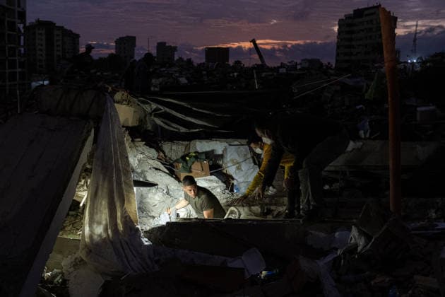 Earthquake survivors search for loved ones in Venezuela ARABALLEDA, VENEZUELA - JULY 6: Family members and volunteers continue searching for their loved ones amidst the rubble following the devastation caused by the June 24 earthquake in Caraballeda, Venezuela on July 6, 2026. Some have not yet lost hope of finding someone alive. Diko Betancourt Anadolu Caraballeda Venezuela. Editorial use only. Please get in touch for any other usage.  Copyright: x2026xAnadoluxDikoxBetancourtx