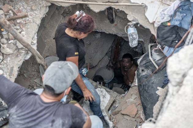 Earthquake survivors search for loved ones in Venezuela ARABALLEDA, VENEZUELA - JULY 6: Family members and volunteers continue searching for their loved ones amidst the rubble following the devastation caused by the June 24 earthquake in Caraballeda, Venezuela on July 6, 2026. Some have not yet lost hope of finding someone alive. Diko Betancourt Anadolu Caraballeda Venezuela. Editorial use only. Please get in touch for any other usage.  Copyright: x2026xAnadoluxDikoxBetancourtx