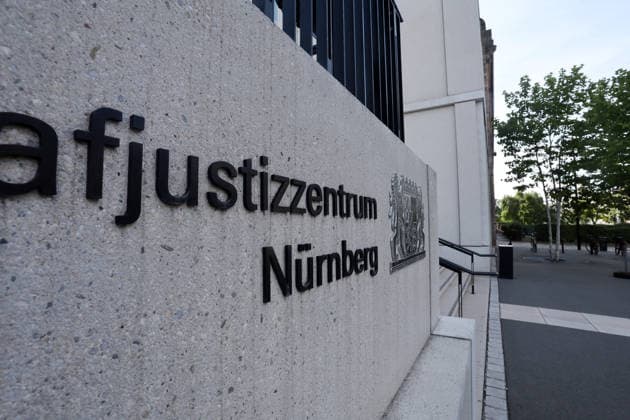 Vor dem Landgericht Nürnberg-Fürth beginnt heute den 7. Juli 2026 der Prozess gegen einen 53-jährigen Mann aus dem Landkreis Erlangen-Höchstadt . Ihm wird vorgeworfen, über einen Messenger-Dienst den schweren sexuellen Missbrauch an einem Mädchen auf den Philippinen angeleitet, per Livestream verfolgt und dafür die Mutter bezahlt zu haben. Die vorgeworfenen Taten sollen zwischen 2019 und 2022 stattgefunden haben. Das betroffene Mädchen war damals 8 bis 11 Jahre . Der Fall wurde von der Zentralstelle Cybercrime Bayern (Generalstaatsanwaltschaft Bamberg) geführt . in Nürnberg , Bayern , Deutschland . Juli 07 , 2026 . Photo by: Davide Elias IPA Photo Pressefoto DENL Copyright: xDavidexEliasx
