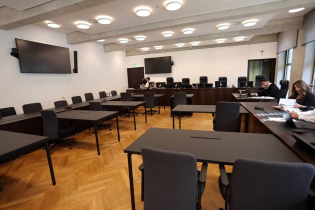 Vor dem Landgericht Nürnberg-Fürth beginnt heute den 7. Juli 2026 der Prozess gegen einen 53-jährigen Mann aus dem Landkreis Erlangen-Höchstadt . Ihm wird vorgeworfen, über einen Messenger-Dienst den schweren sexuellen Missbrauch an einem Mädchen auf den Philippinen angeleitet, per Livestream verfolgt und dafür die Mutter bezahlt zu haben. Die vorgeworfenen Taten sollen zwischen 2019 und 2022 stattgefunden haben. Das betroffene Mädchen war damals 8 bis 11 Jahre . Der Fall wurde von der Zentralstelle Cybercrime Bayern (Generalstaatsanwaltschaft Bamberg) geführt . in Nürnberg , Bayern , Deutschland . Juli 07 , 2026 . Photo by: Davide Elias IPA Photo Pressefoto DENL Copyright: xDavidexEliasx