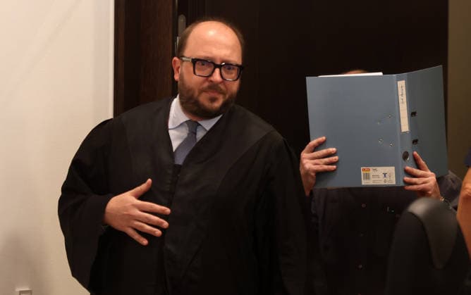 Vor dem Landgericht Nürnberg-Fürth beginnt heute den 7. Juli 2026 der Prozess gegen einen 53-jährigen Mann aus dem Landkreis Erlangen-Höchstadt . Ihm wird vorgeworfen, über einen Messenger-Dienst den schweren sexuellen Missbrauch an einem Mädchen auf den Philippinen angeleitet, per Livestream verfolgt und dafür die Mutter bezahlt zu haben. Die vorgeworfenen Taten sollen zwischen 2019 und 2022 stattgefunden haben. Das betroffene Mädchen war damals 8 bis 11 Jahre . Der Fall wurde von der Zentralstelle Cybercrime Bayern (Generalstaatsanwaltschaft Bamberg) geführt . in Nürnberg , Bayern , Deutschland . Juli 07 , 2026 . Photo by: Davide Elias IPA Photo Pressefoto DENL Copyright: xDavidexEliasx