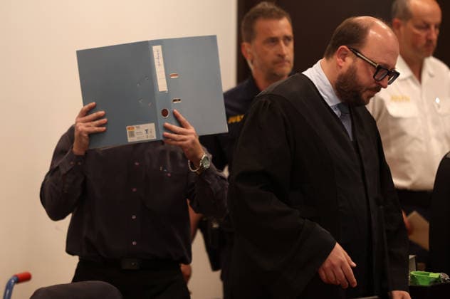 Vor dem Landgericht Nürnberg-Fürth beginnt heute den 7. Juli 2026 der Prozess gegen einen 53-jährigen Mann aus dem Landkreis Erlangen-Höchstadt . Ihm wird vorgeworfen, über einen Messenger-Dienst den schweren sexuellen Missbrauch an einem Mädchen auf den Philippinen angeleitet, per Livestream verfolgt und dafür die Mutter bezahlt zu haben. Die vorgeworfenen Taten sollen zwischen 2019 und 2022 stattgefunden haben. Das betroffene Mädchen war damals 8 bis 11 Jahre . Der Fall wurde von der Zentralstelle Cybercrime Bayern (Generalstaatsanwaltschaft Bamberg) geführt . in Nürnberg , Bayern , Deutschland . Juli 07 , 2026 . Photo by: Davide Elias IPA Photo Pressefoto DENL Copyright: xDavidexEliasx