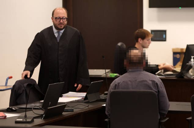 Vor dem Landgericht Nürnberg-Fürth beginnt heute den 7. Juli 2026 der Prozess gegen einen 53-jährigen Mann aus dem Landkreis Erlangen-Höchstadt . Ihm wird vorgeworfen, über einen Messenger-Dienst den schweren sexuellen Missbrauch an einem Mädchen auf den Philippinen angeleitet, per Livestream verfolgt und dafür die Mutter bezahlt zu haben. Die vorgeworfenen Taten sollen zwischen 2019 und 2022 stattgefunden haben. Das betroffene Mädchen war damals 8 bis 11 Jahre . Der Fall wurde von der Zentralstelle Cybercrime Bayern (Generalstaatsanwaltschaft Bamberg) geführt . in Nürnberg , Bayern , Deutschland . Juli 07 , 2026 . Photo by: Davide Elias IPA Photo Pressefoto DENL Copyright: xDavidexEliasx