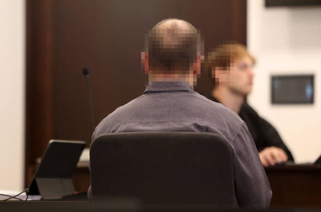 Vor dem Landgericht Nürnberg-Fürth beginnt heute den 7. Juli 2026 der Prozess gegen einen 53-jährigen Mann aus dem Landkreis Erlangen-Höchstadt . Ihm wird vorgeworfen, über einen Messenger-Dienst den schweren sexuellen Missbrauch an einem Mädchen auf den Philippinen angeleitet, per Livestream verfolgt und dafür die Mutter bezahlt zu haben. Die vorgeworfenen Taten sollen zwischen 2019 und 2022 stattgefunden haben. Das betroffene Mädchen war damals 8 bis 11 Jahre . Der Fall wurde von der Zentralstelle Cybercrime Bayern (Generalstaatsanwaltschaft Bamberg) geführt . in Nürnberg , Bayern , Deutschland . Juli 07 , 2026 . Photo by: Davide Elias IPA Photo Pressefoto DENL Copyright: xDavidexEliasx