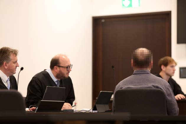 Vor dem Landgericht Nürnberg-Fürth beginnt heute den 7. Juli 2026 der Prozess gegen einen 53-jährigen Mann aus dem Landkreis Erlangen-Höchstadt . Ihm wird vorgeworfen, über einen Messenger-Dienst den schweren sexuellen Missbrauch an einem Mädchen auf den Philippinen angeleitet, per Livestream verfolgt und dafür die Mutter bezahlt zu haben. Die vorgeworfenen Taten sollen zwischen 2019 und 2022 stattgefunden haben. Das betroffene Mädchen war damals 8 bis 11 Jahre . Der Fall wurde von der Zentralstelle Cybercrime Bayern (Generalstaatsanwaltschaft Bamberg) geführt . in Nürnberg , Bayern , Deutschland . Juli 07 , 2026 . Photo by: Davide Elias IPA Photo Pressefoto DENL Copyright: xDavidexEliasx
