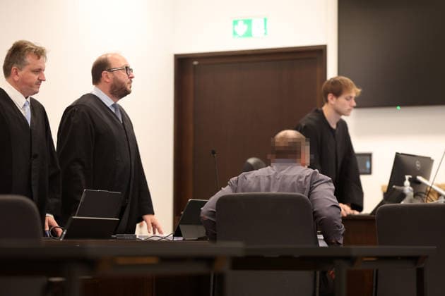 Vor dem Landgericht Nürnberg-Fürth beginnt heute den 7. Juli 2026 der Prozess gegen einen 53-jährigen Mann aus dem Landkreis Erlangen-Höchstadt . Ihm wird vorgeworfen, über einen Messenger-Dienst den schweren sexuellen Missbrauch an einem Mädchen auf den Philippinen angeleitet, per Livestream verfolgt und dafür die Mutter bezahlt zu haben. Die vorgeworfenen Taten sollen zwischen 2019 und 2022 stattgefunden haben. Das betroffene Mädchen war damals 8 bis 11 Jahre . Der Fall wurde von der Zentralstelle Cybercrime Bayern (Generalstaatsanwaltschaft Bamberg) geführt . in Nürnberg , Bayern , Deutschland . Juli 07 , 2026 . Photo by: Davide Elias IPA Photo Pressefoto DENL Copyright: xDavidexEliasx