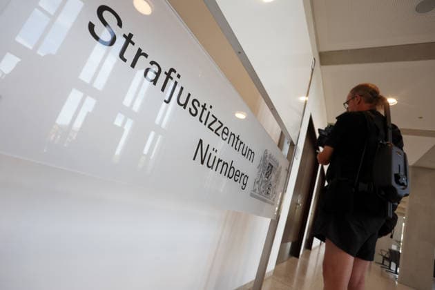 Vor dem Landgericht Nürnberg-Fürth beginnt heute den 7. Juli 2026 der Prozess gegen einen 53-jährigen Mann aus dem Landkreis Erlangen-Höchstadt . Ihm wird vorgeworfen, über einen Messenger-Dienst den schweren sexuellen Missbrauch an einem Mädchen auf den Philippinen angeleitet, per Livestream verfolgt und dafür die Mutter bezahlt zu haben. Die vorgeworfenen Taten sollen zwischen 2019 und 2022 stattgefunden haben. Das betroffene Mädchen war damals 8 bis 11 Jahre . Der Fall wurde von der Zentralstelle Cybercrime Bayern (Generalstaatsanwaltschaft Bamberg) geführt . in Nürnberg , Bayern , Deutschland . Juli 07 , 2026 . Photo by: Davide Elias IPA Photo Pressefoto DENL Copyright: xDavidexEliasx