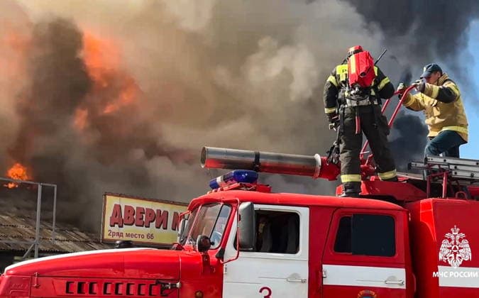 RUSSIA, IZHEVSK - JULY 7, 2026: Firefighters battle a fire at a warehouse distribution center. Video grab. Best quality available Izhevsk Russia  - ZUMAt113 20260707_zaa_t113_040 Copyright: xRussianxEmergenciesxMinistryx
